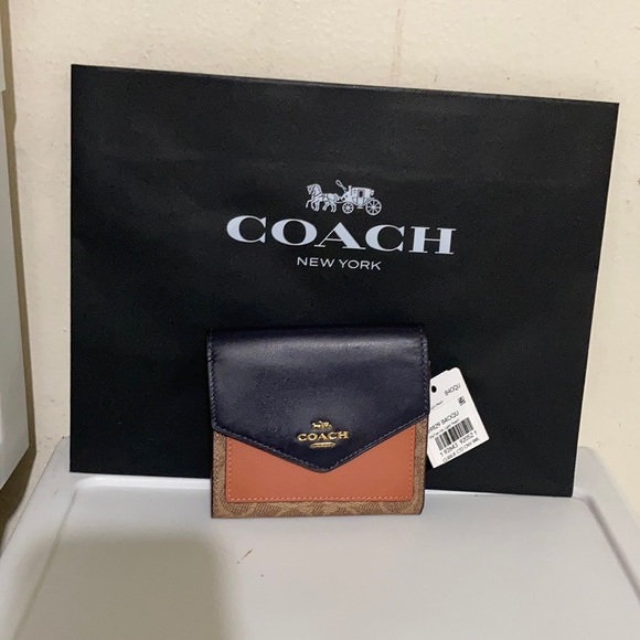 Coach Color. Block signature wallet B4 /Tab/Inj/Light Peach leather - Picture 1 of 11